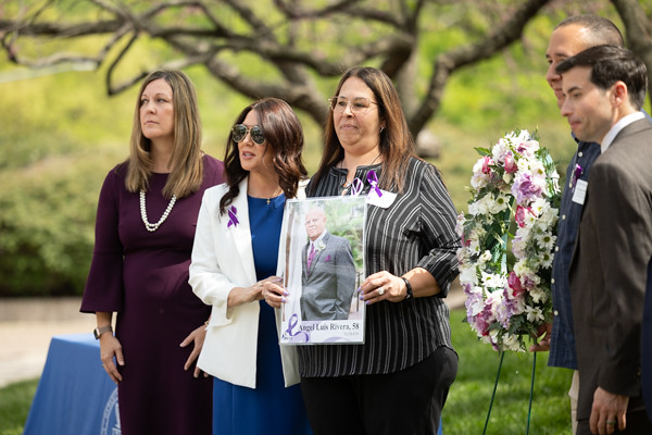 WMD - Wreath Laying - l