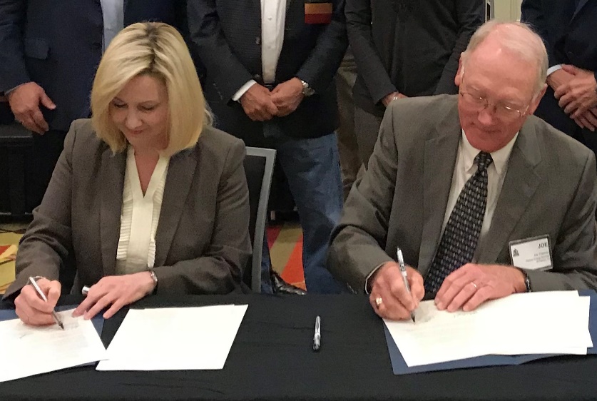 OSHA Regional Administrator Kelly Knighton and Association of Energy Service Companies President Joe Freeman sign alliance renewal to continue protecting oil and gas well servicing employees. 