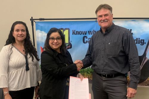 Gerente de la Ciudad de Monahans, Rex M. Thee, presentó a Elizabeth L. Routh, directora de la Oficina del Área de Seguridad y Salud Ocupacional de Lubbock y el Consejo de Prevención de Daños del Capítulo de la Cuenca Pérmica de Texas una proclamación que reconoce el 10 de agosto de 2023 como el Día Nacional de Excavación Segura