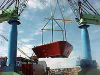 Figure 7: Ship block properly attached to crane by slings, spreaders and other approved devices