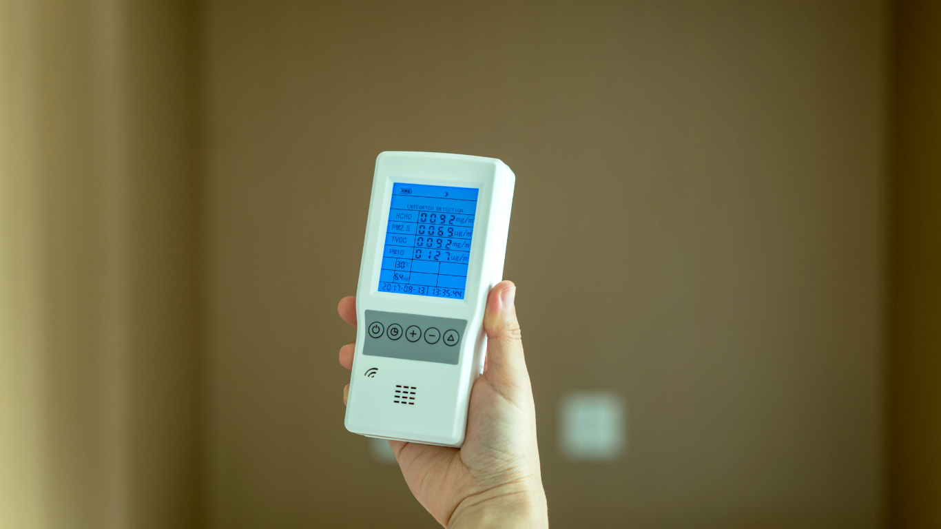 Hand-held air sampling monitor