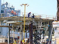 Figure 5: Workers protected at deck edge by guardrail