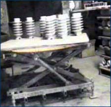 Scissors lift platform with rotating top.