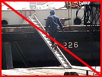 Figure 2: Improper practice - Hazardous access from deck to vessel