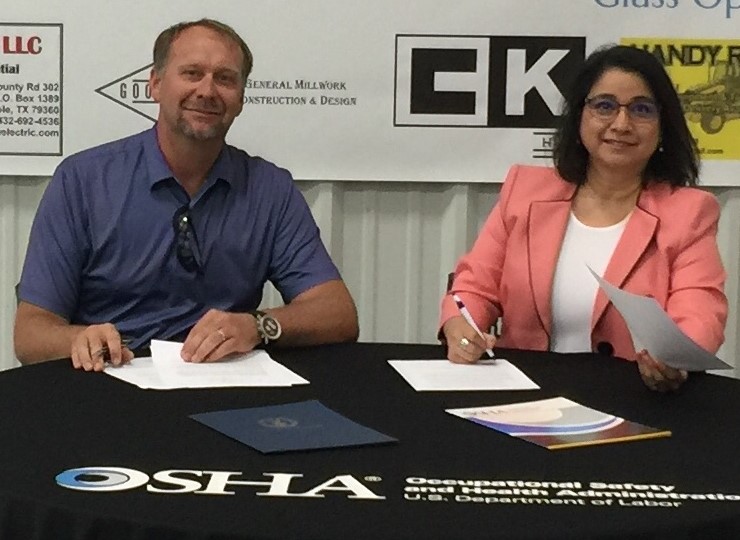 From left: Fehr’s Metal Building Construction President John. R. Fehr and OSHA Lubbock Area Office Director Elizabeth Routh sign alliance agreement to help protect construction workers in West Texas. 