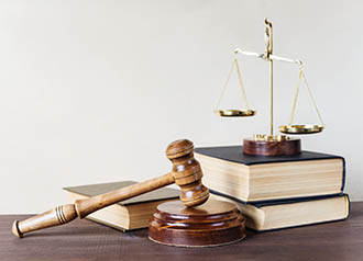 Rights - gavel, on law books with a scale | copyright: Epitavi - istock.com:484480474