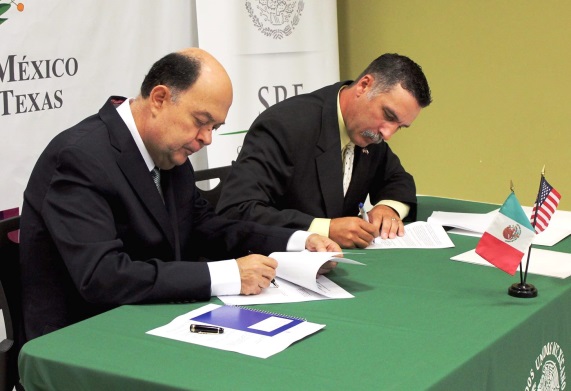 Travis Clark, director of OSHA's Corpus Christi Area Office signs alliance renewals with Consul of Mexico Juan Carlos Cué Vega in Brownsville, Texas.