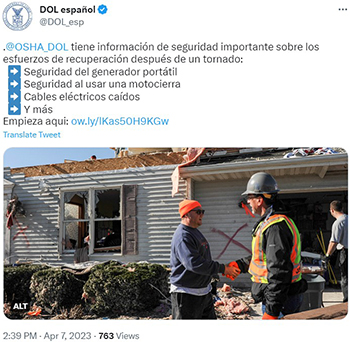 Un empleado de OSHA le da la mano a un hombre frente a una casa destruida por un tornado.